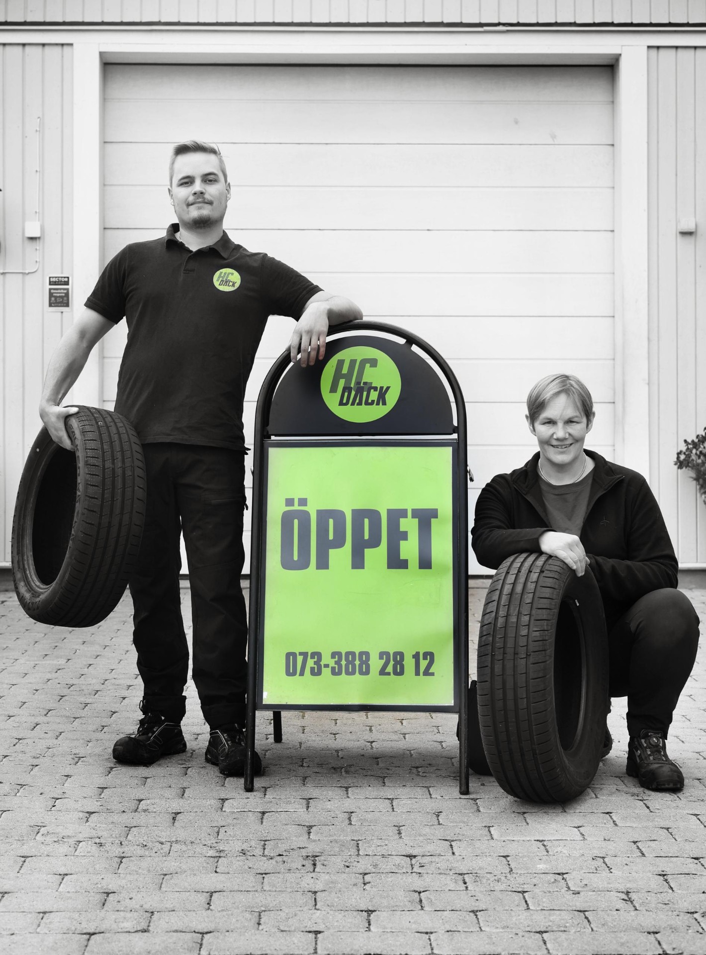 Henrik och Carina utanför HC Däck verkstad i Örebro